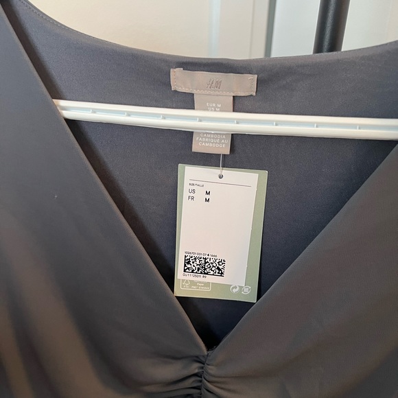 NWT H&M grey long sleeve dress. Size M - Picture 2 of 4